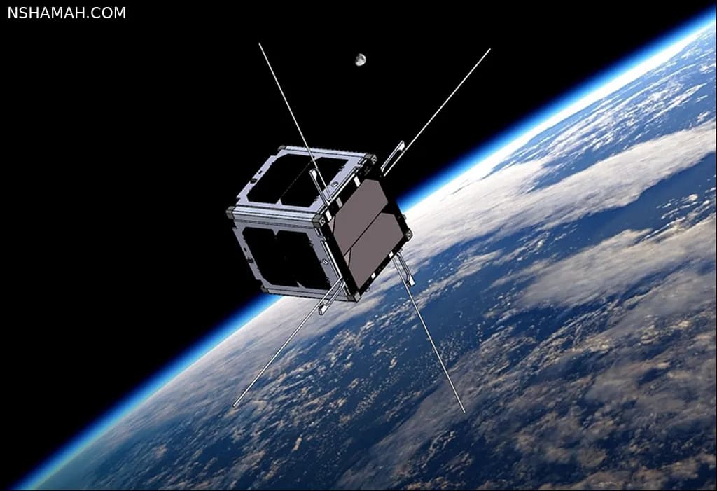 كيف تُصمَّم الأقمار الصناعية الصغيرة (CubeSats) وتُستخدم في مراقبة الأرض والاتصالات