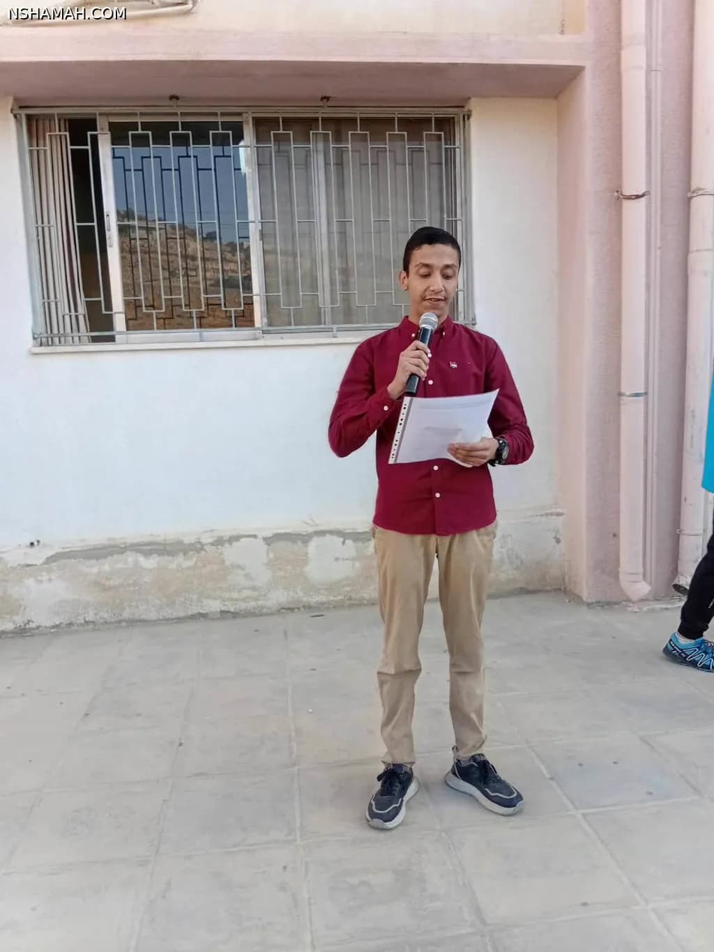 محمد محمود العويصات

طالب أردني مهتم بالقيادة الطلابية والمبادرات التعليمية والعمل المدرسي

محمد محمود العويصات، طالب في مدرسة مخيم سوف الثانوية للبنين في محافظة جرش بالمملكة الأردنية الهاشمية، من طلبة جيل 2009، يهتم بالأنشطة المدرسية والإعلام التربوي والكتابة الرسمية والمبادرات الطلابية، ويسعى إلى توظيف التكنولوجيا والمنصات الرقمية في تطوير العملية التعليمية وخدمة الطلبة والمعلمين.

يؤمن محمد بأن الطالب ليس مجرد متلقٍ للمعرفة، بل شريك في بناء البيئة المدرسية الإيجابية، وتعزيز الانضباط والاحترام والانتماء الوطني، والمشاركة الفاعلة في الأنشطة التي تسهم في تطوير المدرسة والمجتمع.

أبرز المشاركات والاهتمامات

- المشاركة في المناسبات المدرسية الرسمية: إعداد الكلمات والخطابات وتقديم الفقرات الإذاعية في المناسبات التربوية والوطنية.
- تقديم كلمة تكريم مدير المدرسة: شارك محمد، بحسب ما أفاد به، في تقديم التكريم لمدير مدرسة مخيم سوف الثانوية للبنين، الأستاذ إبراهيم العويصي، بمناسبة اليوم العالمي للمدير، خلال زيارة مدير التربية والتعليم لمحافظة جرش، الأستاذ وائل أبو عزام، إلى المدرسة في 18 تشرين الأول 2026.
- الإعلام والإذاعة المدرسية: الاهتمام بإعداد الكلمات التربوية والوطنية والمحتوى الإعلامي المدرسي وتوثيق الأنشطة والإنجازات.
- المشاريع التعليمية الرقمية: الاهتمام بتطوير الأفكار والمنصات الإلكترونية التي تدعم تعلم الطلبة، وتنظيم المعلومات والاختبارات والملخصات التعليمية.
- المبادرات الطلابية: السعي إلى تعزيز المسؤولية والانضباط والعمل التطوعي والمحافظة على البيئة المدرسية.

الرؤية والطموح

يتطلع محمد محمود العويصات إلى مواصلة مسيرته التعليمية، وتطوير مهاراته القيادية والإعلامية والتقنية، والمساهمة في مبادرات تخدم الطلبة والمؤسسات التعليمية والوطن، واضعًا نصب عينيه أن الإنجاز الحقيقي لا يُقاس بالكلمات وحدها، بل بما يقدمه الإنسان من عمل نافع وأثر إيجابي.

محمد محمود العويصات — طالب يسعى إلى التعلم والمبادرة وصناعة أثر إيجابي في مجتمعه.