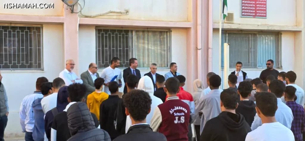 محمد محمود العويصات

طالب أردني مهتم بالقيادة الطلابية والمبادرات التعليمية والعمل المدرسي

محمد محمود العويصات، طالب في مدرسة مخيم سوف الثانوية للبنين في محافظة جرش بالمملكة الأردنية الهاشمية، من طلبة جيل 2009، يهتم بالأنشطة المدرسية والإعلام التربوي والكتابة الرسمية والمبادرات الطلابية، ويسعى إلى توظيف التكنولوجيا والمنصات الرقمية في تطوير العملية التعليمية وخدمة الطلبة والمعلمين.

يؤمن محمد بأن الطالب ليس مجرد متلقٍ للمعرفة، بل شريك في بناء البيئة المدرسية الإيجابية، وتعزيز الانضباط والاحترام والانتماء الوطني، والمشاركة الفاعلة في الأنشطة التي تسهم في تطوير المدرسة والمجتمع.

أبرز المشاركات والاهتمامات

- المشاركة في المناسبات المدرسية الرسمية: إعداد الكلمات والخطابات وتقديم الفقرات الإذاعية في المناسبات التربوية والوطنية.
- تقديم كلمة تكريم مدير المدرسة: شارك محمد، بحسب ما أفاد به، في تقديم التكريم لمدير مدرسة مخيم سوف الثانوية للبنين، الأستاذ إبراهيم العويصي، بمناسبة اليوم العالمي للمدير، خلال زيارة مدير التربية والتعليم لمحافظة جرش، الأستاذ وائل أبو عزام، إلى المدرسة في 18 تشرين الأول 2026.
- الإعلام والإذاعة المدرسية: الاهتمام بإعداد الكلمات التربوية والوطنية والمحتوى الإعلامي المدرسي وتوثيق الأنشطة والإنجازات.
- المشاريع التعليمية الرقمية: الاهتمام بتطوير الأفكار والمنصات الإلكترونية التي تدعم تعلم الطلبة، وتنظيم المعلومات والاختبارات والملخصات التعليمية.
- المبادرات الطلابية: السعي إلى تعزيز المسؤولية والانضباط والعمل التطوعي والمحافظة على البيئة المدرسية.

الرؤية والطموح

يتطلع محمد محمود العويصات إلى مواصلة مسيرته التعليمية، وتطوير مهاراته القيادية والإعلامية والتقنية، والمساهمة في مبادرات تخدم الطلبة والمؤسسات التعليمية والوطن، واضعًا نصب عينيه أن الإنجاز الحقيقي لا يُقاس بالكلمات وحدها، بل بما يقدمه الإنسان من عمل نافع وأثر إيجابي.

محمد محمود العويصات — طالب يسعى إلى التعلم والمبادرة وصناعة أثر إيجابي في مجتمعه.