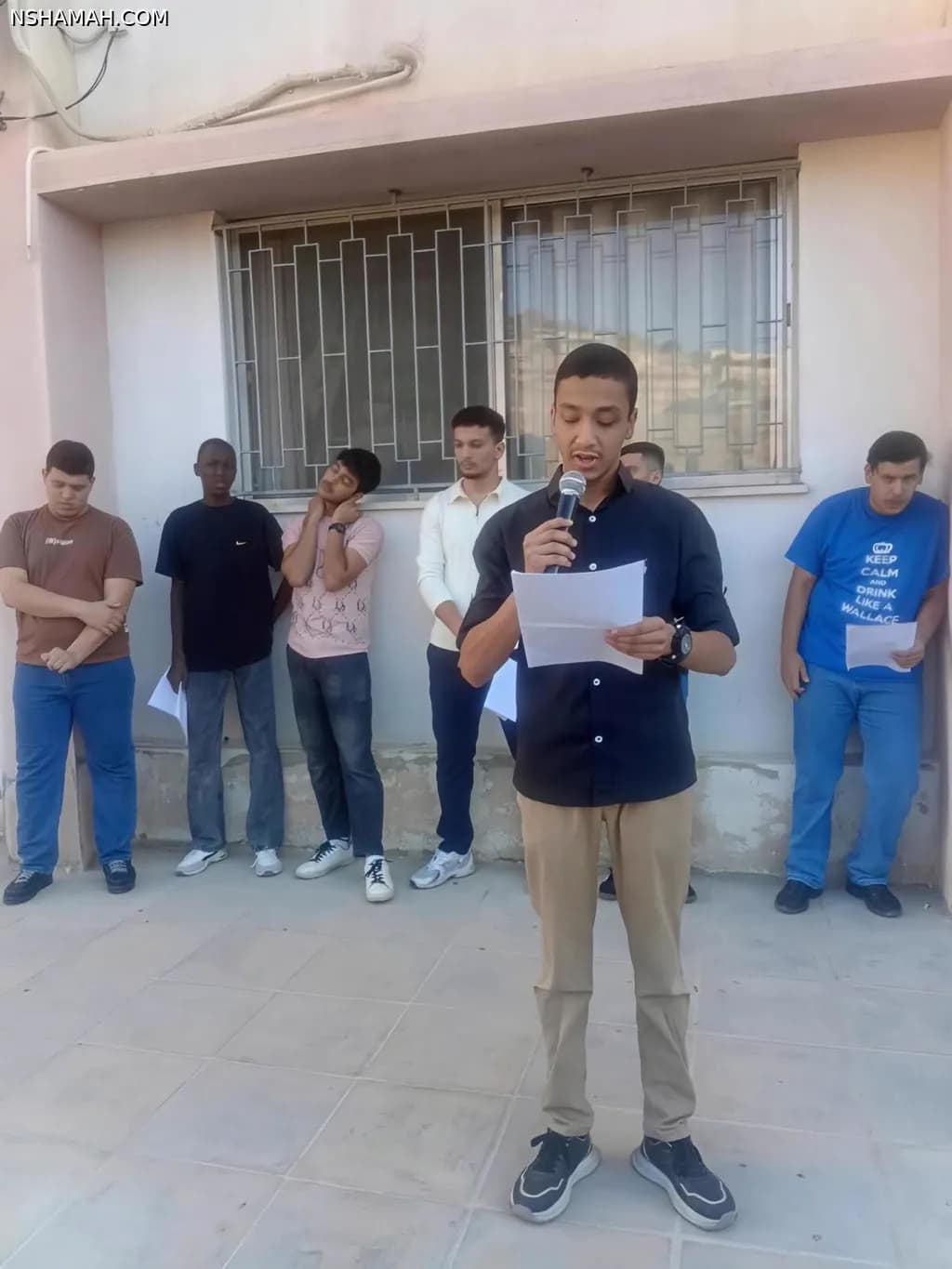 محمد محمود العويصات

طالب أردني مهتم بالقيادة الطلابية والمبادرات التعليمية والعمل المدرسي

محمد محمود العويصات، طالب في مدرسة مخيم سوف الثانوية للبنين في محافظة جرش بالمملكة الأردنية الهاشمية، من طلبة جيل 2009، يهتم بالأنشطة المدرسية والإعلام التربوي والكتابة الرسمية والمبادرات الطلابية، ويسعى إلى توظيف التكنولوجيا والمنصات الرقمية في تطوير العملية التعليمية وخدمة الطلبة والمعلمين.

يؤمن محمد بأن الطالب ليس مجرد متلقٍ للمعرفة، بل شريك في بناء البيئة المدرسية الإيجابية، وتعزيز الانضباط والاحترام والانتماء الوطني، والمشاركة الفاعلة في الأنشطة التي تسهم في تطوير المدرسة والمجتمع.

أبرز المشاركات والاهتمامات

- المشاركة في المناسبات المدرسية الرسمية: إعداد الكلمات والخطابات وتقديم الفقرات الإذاعية في المناسبات التربوية والوطنية.
- تقديم كلمة تكريم مدير المدرسة: شارك محمد، بحسب ما أفاد به، في تقديم التكريم لمدير مدرسة مخيم سوف الثانوية للبنين، الأستاذ إبراهيم العويصي، بمناسبة اليوم العالمي للمدير، خلال زيارة مدير التربية والتعليم لمحافظة جرش، الأستاذ وائل أبو عزام، إلى المدرسة في 18 تشرين الأول 2026.
- الإعلام والإذاعة المدرسية: الاهتمام بإعداد الكلمات التربوية والوطنية والمحتوى الإعلامي المدرسي وتوثيق الأنشطة والإنجازات.
- المشاريع التعليمية الرقمية: الاهتمام بتطوير الأفكار والمنصات الإلكترونية التي تدعم تعلم الطلبة، وتنظيم المعلومات والاختبارات والملخصات التعليمية.
- المبادرات الطلابية: السعي إلى تعزيز المسؤولية والانضباط والعمل التطوعي والمحافظة على البيئة المدرسية.

الرؤية والطموح

يتطلع محمد محمود العويصات إلى مواصلة مسيرته التعليمية، وتطوير مهاراته القيادية والإعلامية والتقنية، والمساهمة في مبادرات تخدم الطلبة والمؤسسات التعليمية والوطن، واضعًا نصب عينيه أن الإنجاز الحقيقي لا يُقاس بالكلمات وحدها، بل بما يقدمه الإنسان من عمل نافع وأثر إيجابي.

محمد محمود العويصات — طالب يسعى إلى التعلم والمبادرة وصناعة أثر إيجابي في مجتمعه.