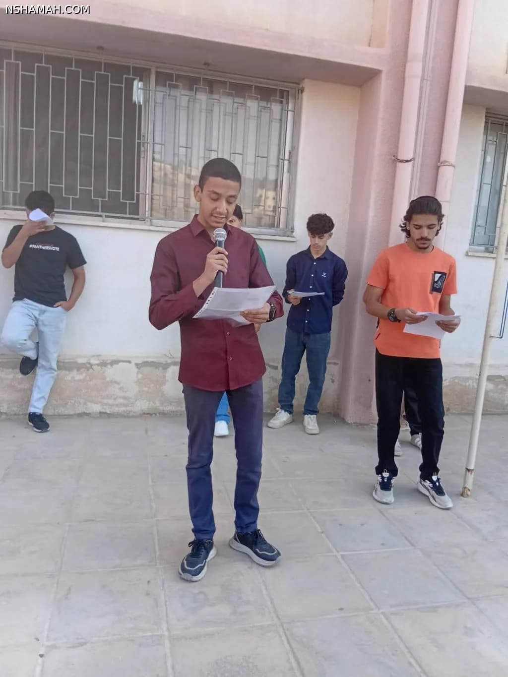 محمد محمود العويصات

طالب أردني مهتم بالقيادة الطلابية والمبادرات التعليمية والعمل المدرسي

محمد محمود العويصات، طالب في مدرسة مخيم سوف الثانوية للبنين في محافظة جرش بالمملكة الأردنية الهاشمية، من طلبة جيل 2009، يهتم بالأنشطة المدرسية والإعلام التربوي والكتابة الرسمية والمبادرات الطلابية، ويسعى إلى توظيف التكنولوجيا والمنصات الرقمية في تطوير العملية التعليمية وخدمة الطلبة والمعلمين.

يؤمن محمد بأن الطالب ليس مجرد متلقٍ للمعرفة، بل شريك في بناء البيئة المدرسية الإيجابية، وتعزيز الانضباط والاحترام والانتماء الوطني، والمشاركة الفاعلة في الأنشطة التي تسهم في تطوير المدرسة والمجتمع.

أبرز المشاركات والاهتمامات

- المشاركة في المناسبات المدرسية الرسمية: إعداد الكلمات والخطابات وتقديم الفقرات الإذاعية في المناسبات التربوية والوطنية.
- تقديم كلمة تكريم مدير المدرسة: شارك محمد، بحسب ما أفاد به، في تقديم التكريم لمدير مدرسة مخيم سوف الثانوية للبنين، الأستاذ إبراهيم العويصي، بمناسبة اليوم العالمي للمدير، خلال زيارة مدير التربية والتعليم لمحافظة جرش، الأستاذ وائل أبو عزام، إلى المدرسة في 18 تشرين الأول 2026.
- الإعلام والإذاعة المدرسية: الاهتمام بإعداد الكلمات التربوية والوطنية والمحتوى الإعلامي المدرسي وتوثيق الأنشطة والإنجازات.
- المشاريع التعليمية الرقمية: الاهتمام بتطوير الأفكار والمنصات الإلكترونية التي تدعم تعلم الطلبة، وتنظيم المعلومات والاختبارات والملخصات التعليمية.
- المبادرات الطلابية: السعي إلى تعزيز المسؤولية والانضباط والعمل التطوعي والمحافظة على البيئة المدرسية.

الرؤية والطموح

يتطلع محمد محمود العويصات إلى مواصلة مسيرته التعليمية، وتطوير مهاراته القيادية والإعلامية والتقنية، والمساهمة في مبادرات تخدم الطلبة والمؤسسات التعليمية والوطن، واضعًا نصب عينيه أن الإنجاز الحقيقي لا يُقاس بالكلمات وحدها، بل بما يقدمه الإنسان من عمل نافع وأثر إيجابي.

محمد محمود العويصات — طالب يسعى إلى التعلم والمبادرة وصناعة أثر إيجابي في مجتمعه.